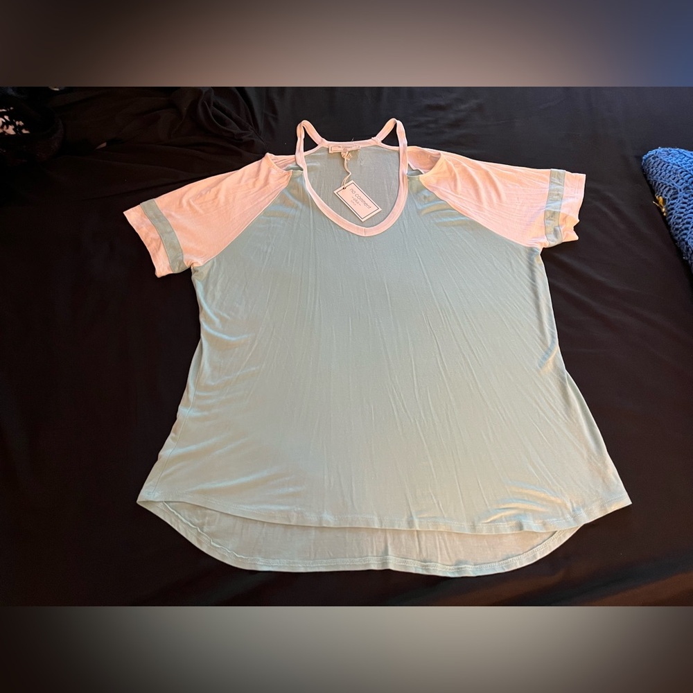Women’s No Comment Plus Tiffany blue and white cut out shoulder top in 3x NWT